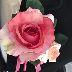 きれいに咲いたピンクローズのコサージュ 1枚目の画像