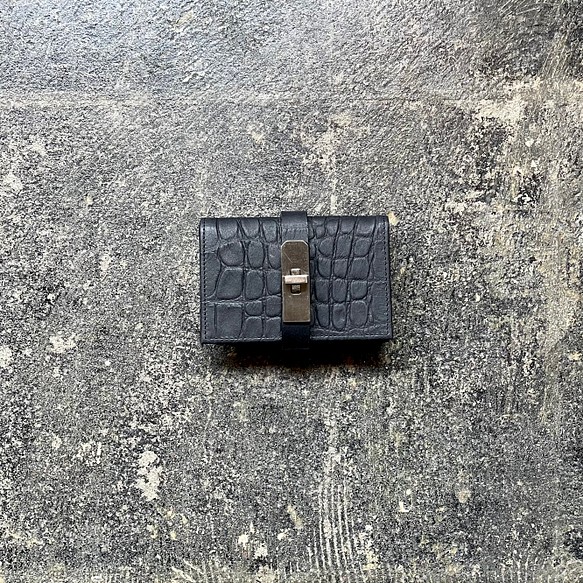 オイルレザークロコ型押しカードケース（ブラック×金具マットシルバー） 1枚目の画像