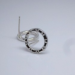 圓形雕刻耳釘耳環 第1張的照片