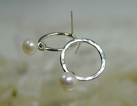 經典淡水珍珠雕花耳環 第1張的照片