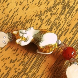 ネコブレスレット『お招き様』茶トラトビ白猫・赤桃 1枚目の画像