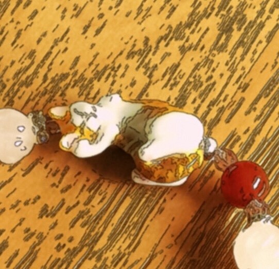ネコブレスレット『お招き様』茶トラトビ白猫・赤桃 1枚目の画像