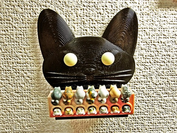 秘密結社ニョッカー首領室　壁掛け猫スマホスタンド＆無電源スピーカー 1枚目の画像