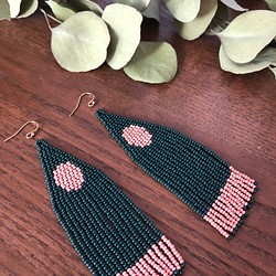Forest green and salmon pink  ビーズフリンジピアス/イヤリング 1枚目の画像