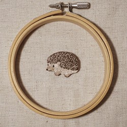 ハリネズミの刺繍ブローチ 1枚目の画像