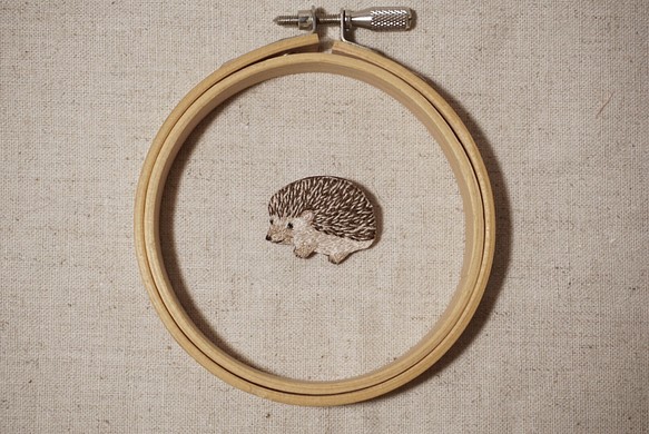 ハリネズミの刺繍ブローチ 1枚目の画像