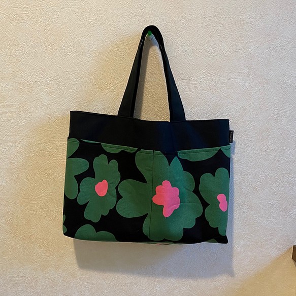 【再販】大きめサイズの帆布のバッグインバッグ (北欧花柄・ブラック×グリーン) 1枚目の画像