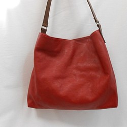 革のワンショルダーバッグ　チョッピリダークな赤色 1枚目の画像