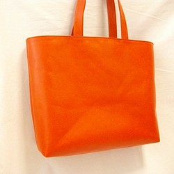 オレンジ色の革のシンプルトートバッグ 1枚目の画像
