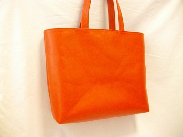 オレンジ色の革のシンプルトートバッグ 1枚目の画像