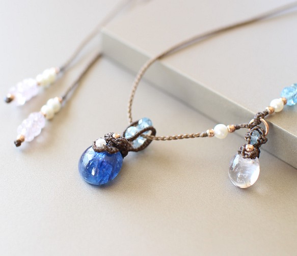 オリオン座の「リゲル」のように青く美しいカイヤナイトの マクラメ  ネックレス 1枚目の画像
