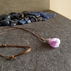 シンプルで簡潔な紫のスポジュメン鉱石xS925。イミテーションレザーロープストレッチノットネックレスネックレス 1枚目の画像