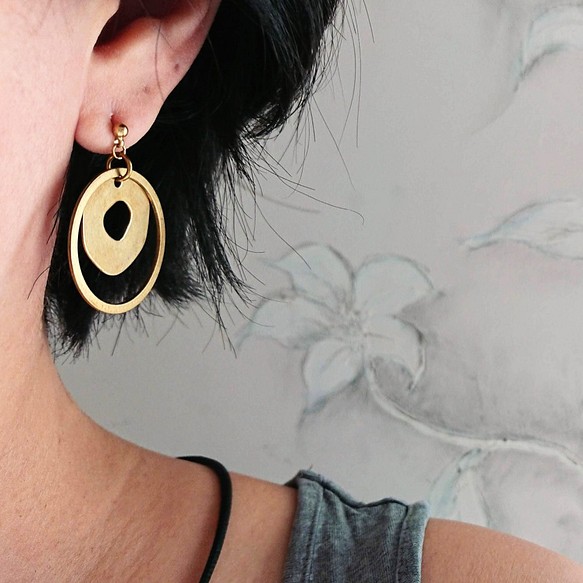 單純而簡練-[圈套].黃銅吊飾x黃銅耳勾耳圈/銅珠鋼針耳環 第1張的照片