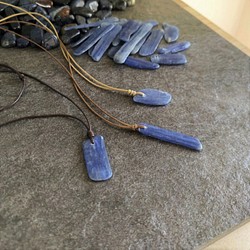 單純而簡練-片狀藍晶石打磨原礦x穿繩吊墜.仿皮繩伸縮結頸鍊項鍊 第1張的照片