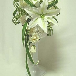 カサブランカのティアドロップブーケ♪セール中♪ウェディングブーケ♪生花みたいに綺麗な造花です♪高品質なのに安い 1枚目の画像