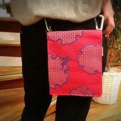 新品の帯地で作ったヒップハングバッグ「おともし帯（たい）」　ピンク色　雪輪とうさぎ　　帯バッグ　御朱印帳ケースにも 1枚目の画像