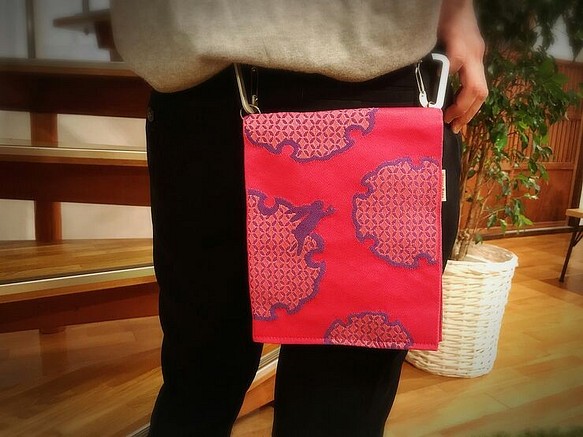 新品の帯地で作ったヒップハングバッグ「おともし帯（たい）」　ピンク色　雪輪とうさぎ　　帯バッグ　御朱印帳ケースにも 1枚目の画像