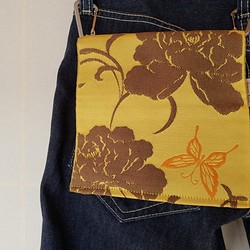 新品の帯地で作ったヒップバッグ「おともし帯（たい）」黄色　牡丹と蝶　ポシェット　ウエストポーチ　スマホ入れ　ポケット 1枚目の画像
