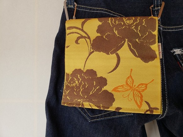 新品の帯地で作ったヒップバッグ「おともし帯（たい）」黄色　牡丹と蝶　ポシェット　ウエストポーチ　スマホ入れ　ポケット 1枚目の画像