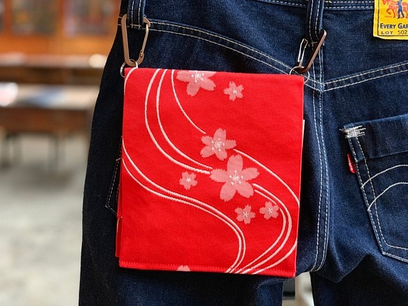 新品の帯地で作ったヒップハングバッグ「おともし帯（たい）」朱色　桜　帯バッグ　ポシェット☆浴衣バッグ☆御朱印帳ケースにも 1枚目の画像