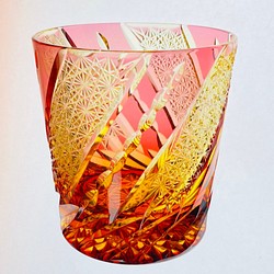 新作　江戸切子の店　送料無料　無料包装　結婚祝　記念品　還暦祝　海外土産　琥珀色金赤せクリスタル　ロックグラス風車 1枚目の画像