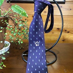 猫の肉球の手刺繍　大人モダンな紫地ネクタイ 1枚目の画像