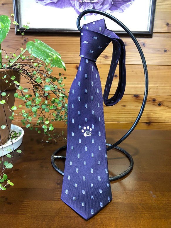 猫の肉球の手刺繍　大人モダンな紫地ネクタイ 1枚目の画像