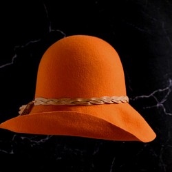 輸入フレンチウール製のベル型の冬用帽子で、手織りの革リボンで飾られたポチロンカボチャ。ウールフェルト製の帽子 1枚目の画像