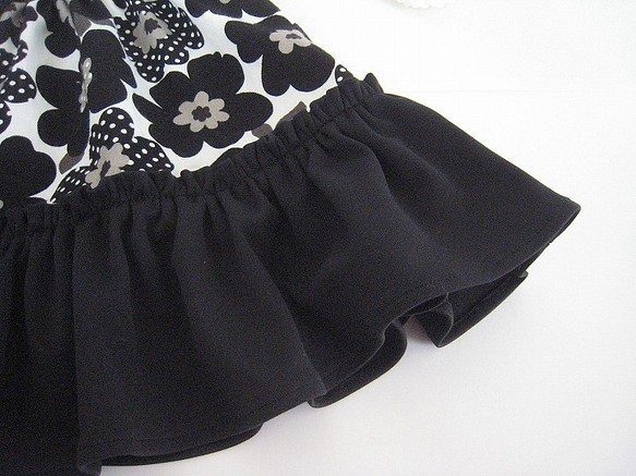 裾１段フリルのギャザースカート★黒花柄★サイズ120 1枚目の画像