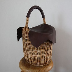 リアルレザーかぶせ付きアラログバケツかごバッグ（チョコレートブラウン） 1枚目の画像
