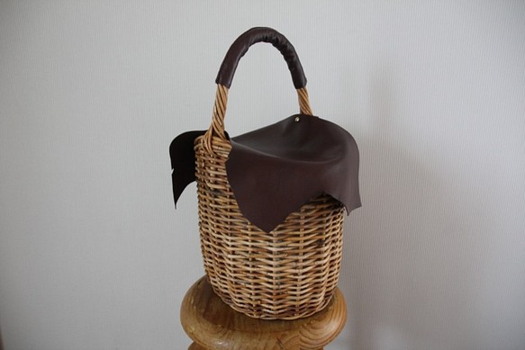 リアルレザーかぶせ付きアラログバケツかごバッグ（チョコレートブラウン） 1枚目の画像