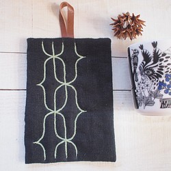 アイヌ刺繍の鍋つかみ/鍋しき　リネンのブラックに抹茶ラテ糸で 1枚目の画像