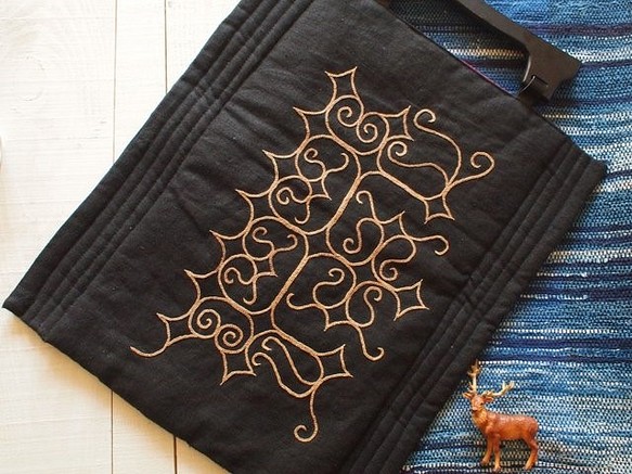 アイヌ刺繍　リネンに柿渋の糸で刺繍しました 1枚目の画像