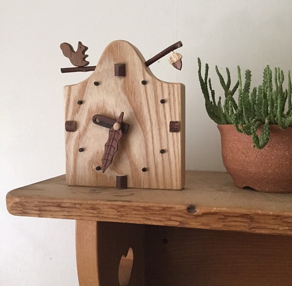木製時計   リスとドングリ 1枚目の画像