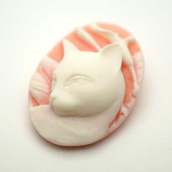 立体猫モチーフレリーフ 樹脂製カメオ ピンク（2個セット） 1枚目の画像