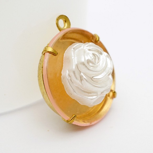 固體珍珠白玫瑰透明粉紅色塑料凸圓形鑲托 第1張的照片