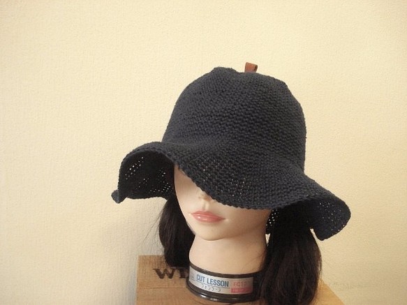 リネンで編んだ　陽射しをよける、つば広帽子   革ポッチ   ネイビー　フリー 1枚目の画像