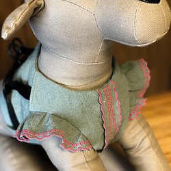 フリル袖刺繍デザインドッグハーネス カーキ×ピンク 1枚目の画像