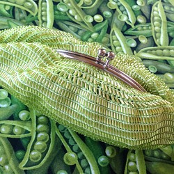 ネオングリーン竹ビーズ舟形がま口/内布:豆 1枚目の画像