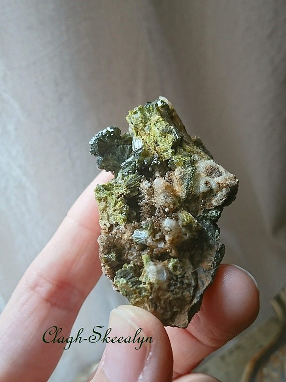 エピドート原石33g/Epidote/緑簾石/モロッコ産 天然石 Clagh-Skeealyn