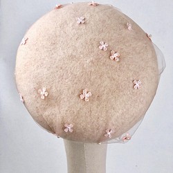Dimoya [輕柔滿天星] 粉膚色刺繡花朵紗網造型羊毛貝蕾帽 第1張的照片