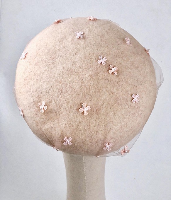 Dimoya [輕柔滿天星] 粉膚色刺繡花朵紗網造型羊毛貝蕾帽 第1張的照片