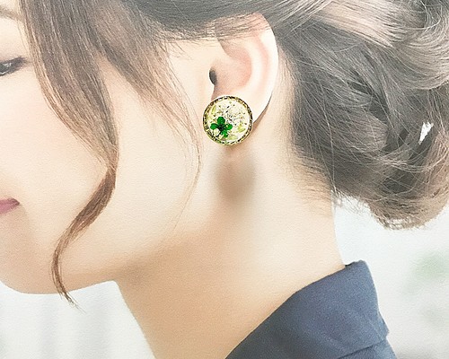 グリーンのお花 リングピアス/イヤリング ピアス（スタッド・一粒