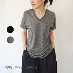 Vネックtシャツ レディース うさぎtシャツ Tシャツ カットソー Happy Honey Humming 通販 Creema クリーマ ハンドメイド 手作り クラフト作品の販売サイト