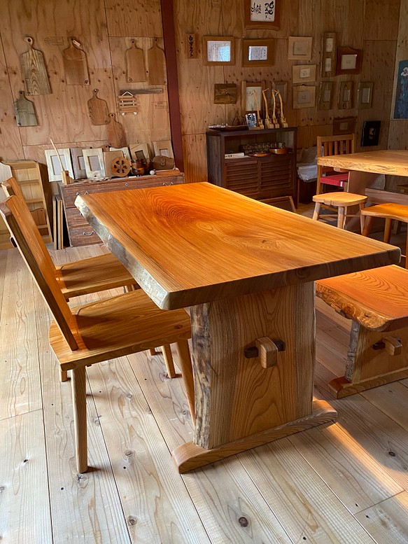 天板の素材木欅か杉の一枚板テーブル