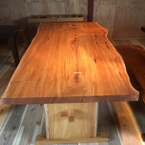 で送料無料 栃の木　1枚板　飛騨　無加工　ダイニングテーブル ダイニングテーブル
