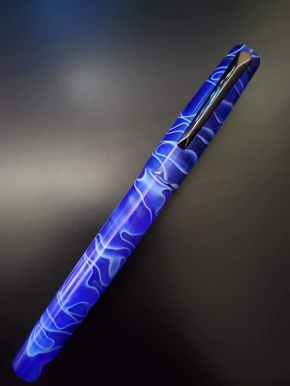 【木と木製の手作り】高級な青い背景と白い模様のアクリルファウンテンペン、これだけ、ユニークなログペン、木製のボールペン、ギフト、 1枚目の画像