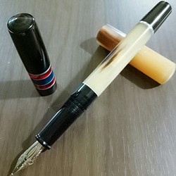 【木木手作】牛角筆身封端拼高級壓克力鋼筆、僅此一件、獨一無二、原木筆、木原子筆、禮品、贈品、鋼筆、鋼珠筆、書寫工具 第1張的照片