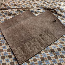 【ご予約品】1枚革仕立て　シンプルな手縫いのロールペンケース　トリヨン製 1枚目の画像