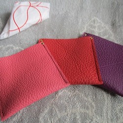 ちょっとしたギフトに【色選べるピンク系トリヨン】革のミニケース（レジ袋入れ） 1枚目の画像